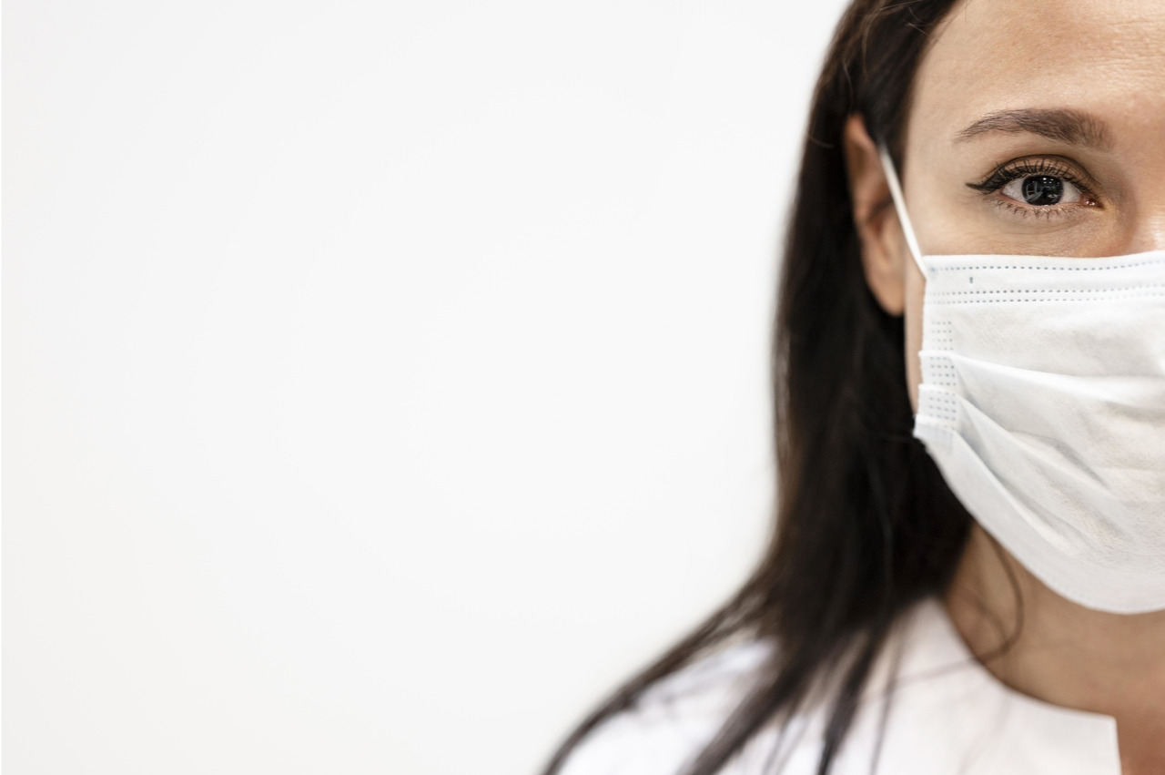 portrait-doctor-wearing-face-mask_Easy-odwroconeResize.com.jpg